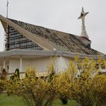 Pożar kościoła św. Kolbego. 54 strażaków walczyło z ogniem, usunięto 400 m2 dachu