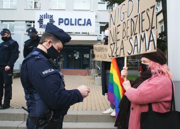 Protest przed komendą policji ws. przesłuchania uczestniczek Strajku Kobiet [ZDJĘCIA]