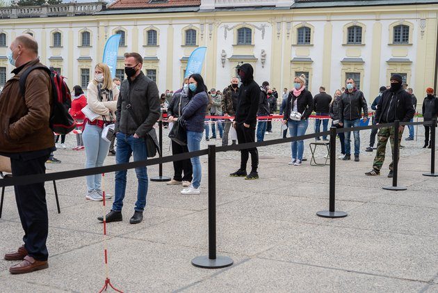 Trwa akcja "Zaszczep się w majówkę". Kolejka przed Pałacem Branickich [ZDJĘCIA]