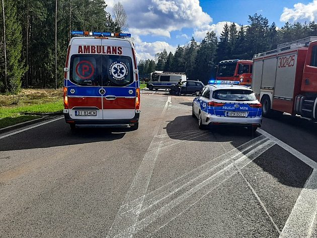 DK65. Doszło do zderzenia dwóch aut. Trzy osoby zostały zabrane do szpitala