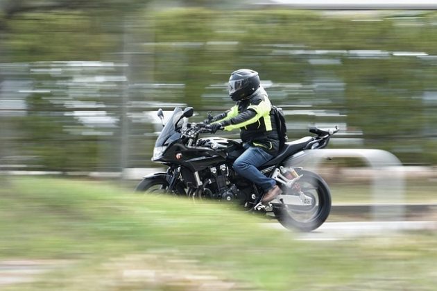 Zginęło dwóch młodych mężczyzn. Pieszy na miejscu, motocyklista w szpitalu