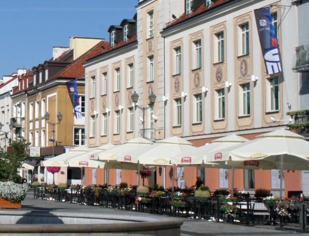 Restauratorzy z centrum Białegostoku będą musieli dwukrotnie zdemontować ogródki