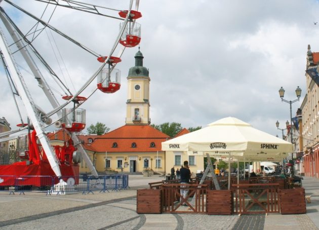 Trwa rozkładanie ogródków. Restauracje i bary otworzą się już o północy [ZDJĘCIA]