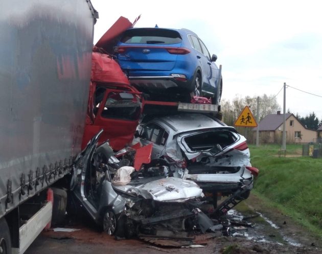 Kierowca zginął między ciężarówką i lawetą. Białorusin przyznał, że to jego wina