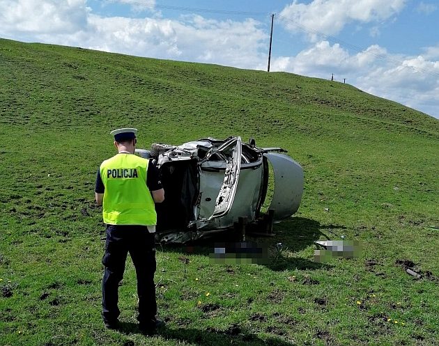 Tym razem groźne dachowanie i wywrotka na rondzie. Kolejne wypadki w regionie