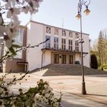 "Scenografia nie powinna rywalizować z aktorem". Zbliża się premiera spektaklu "Bóg mordu"