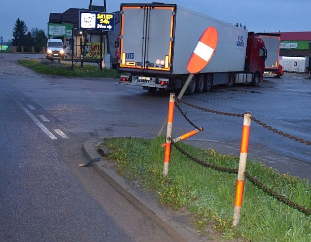 Najechał na znak drogowy i barierę ochronną. Może nie doszłoby do tego, gdyby był trzeźwy