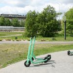 Białostoczanie skarżą się na hulajnogi elektryczne: "Walają się na każdym skrzyżowaniu"