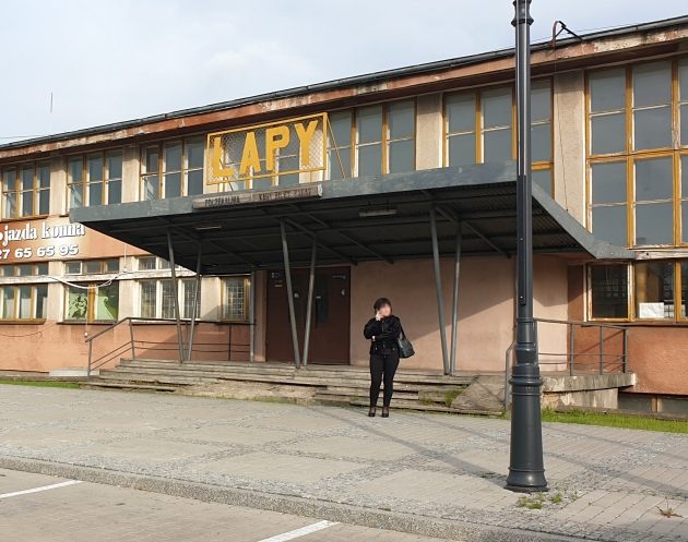 Jest zamknięty i obskurny. Czy dworzec kolejowy w Łapach zostanie odnowiony?