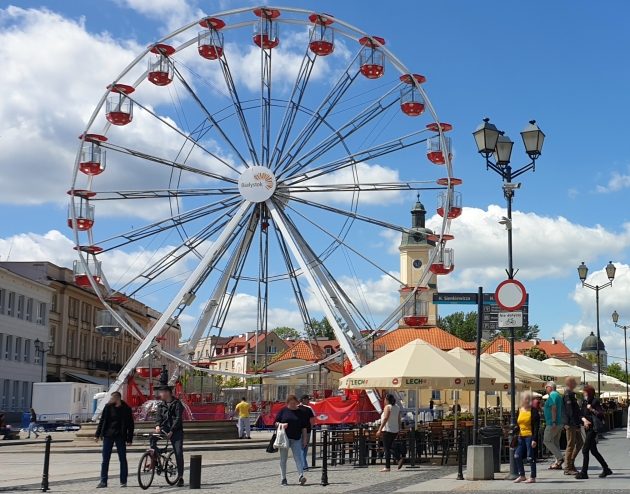 Będą telewizory w ogródkach restauracyjnych. Przyciągną klientów? 