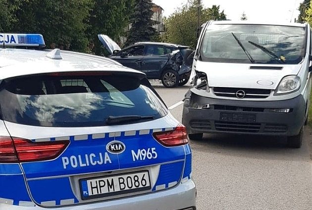 Wypadek z udziałem dwóch aut. Jeden z kierowców trafił do szpitala