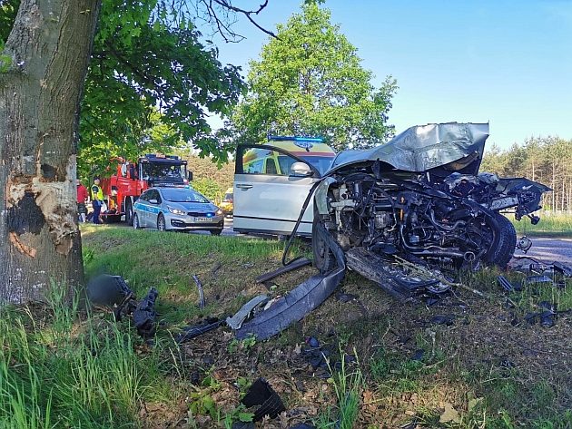 Podczas wyprzedzania busa straciła panowanie nad pojazdem. Doszło do wypadku