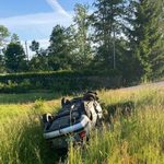 Na łuku zjechał z drogi. Auto dachowało