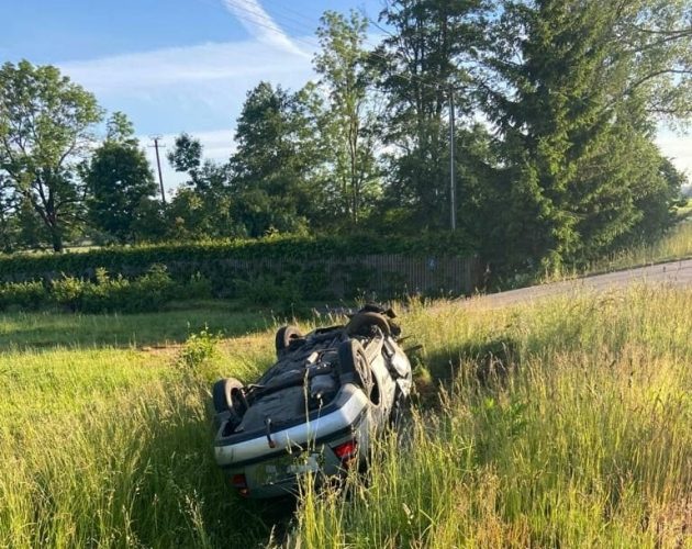 Na łuku zjechał z drogi. Auto dachowało