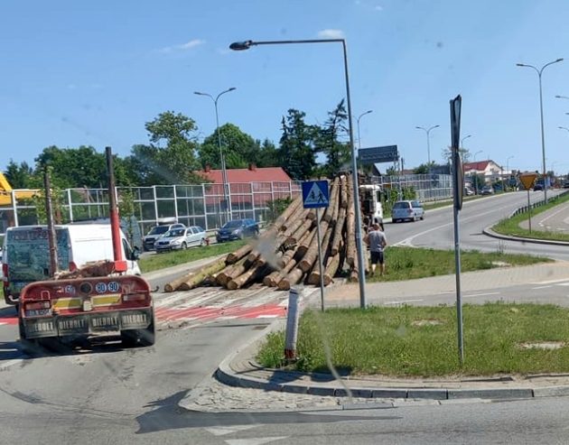 Awaria naczepy z drewnem na Ciołkowskiego. Droga częściowo zablokowana