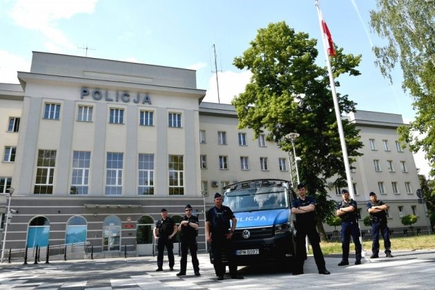 Kobieta ugrzęzła w bagnie. Na pomoc ruszyli policjanci