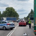 Wypadek na DK63. Ciężarówka uderzyła w tył osobówki
