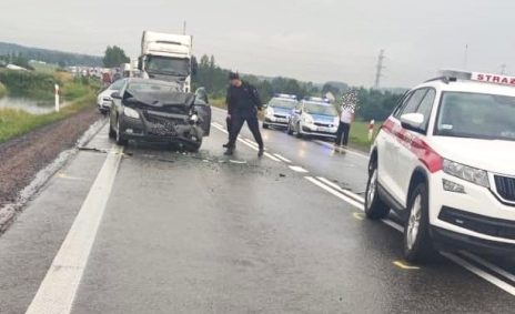 Wypadek na DK8. Opel uderzył w tył skody