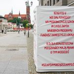 Instalacja o braku dofinansowań na szkoły stanęła także w centrum