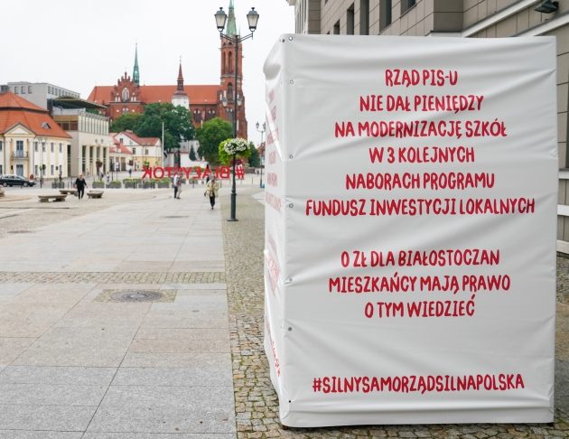 Instalacja o braku dofinansowań na szkoły stanęła także w centrum