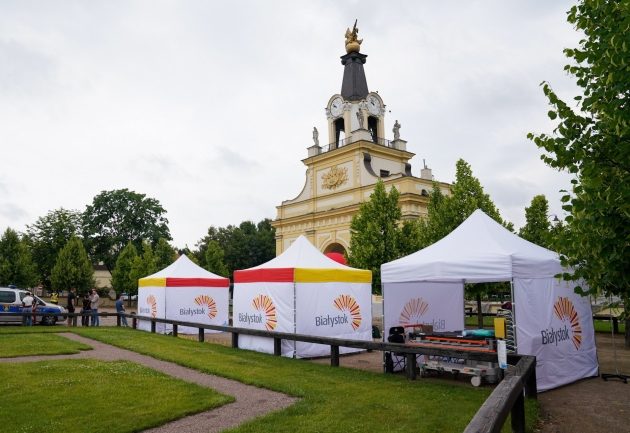 Akcja szczepień pod Pałacem Branickich. Darmowe bilety przekonały?