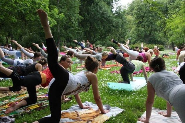 Joga w parku, czyli bezpłatne, otwarte ćwiczenia przez całe wakacje