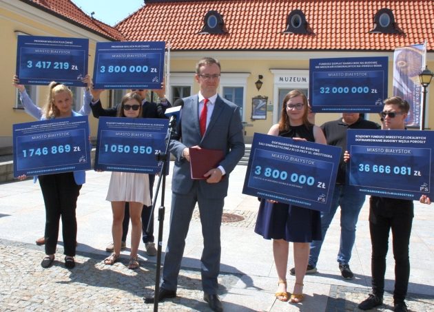 Wicewojewoda odpowiada na banery. Wymienia ile funduszy Białystok dostał od rządu