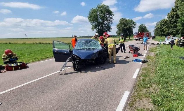 Czołowe zderzenie na DK 65. Trzy osoby trafiły do szpitala