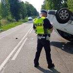 Niebezpieczne dachowanie na wąskiej drodze. 2 osoby w szpitalu