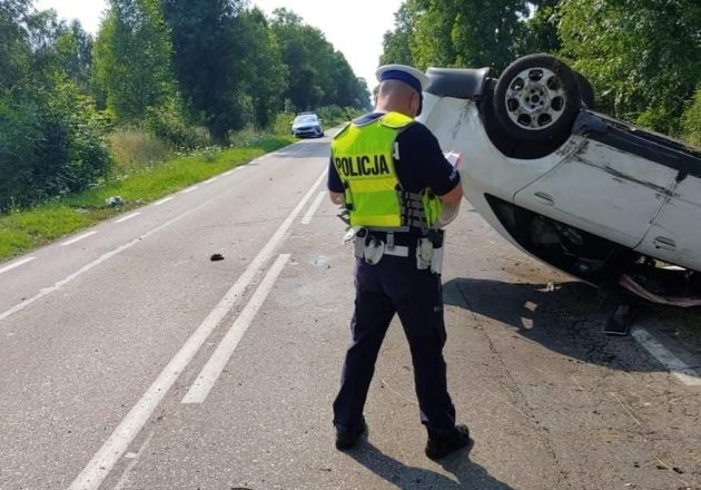 Niebezpieczne dachowanie na wąskiej drodze. 2 osoby w szpitalu