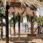 Piaszczysta plaża z palmami, plac zabaw i darmowa wrotkarnia pod białostocką galerią