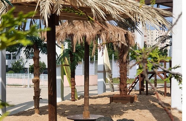 Piaszczysta plaża z palmami, plac zabaw i darmowa wrotkarnia pod białostocką galerią