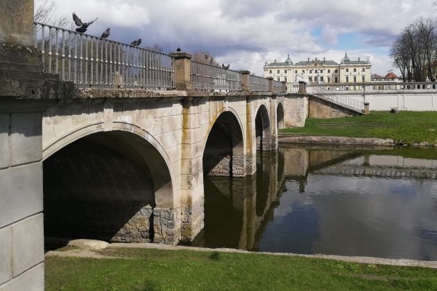 Pożegnanie z zaniedbanym mostem w Ogrodach Branickich. Remont jeszcze w tym roku