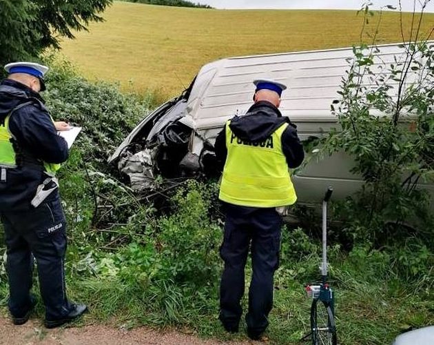 Głęboki Rów. Uderzył w ciężarówkę i zjechał do rowu