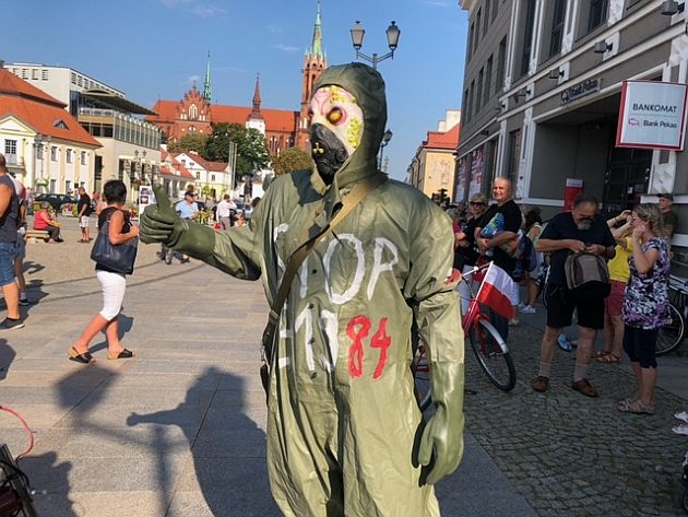 Chcą, by dzieci wróciły do szkół, sprzeciwiają się lockdownom – marsz w Białymstoku