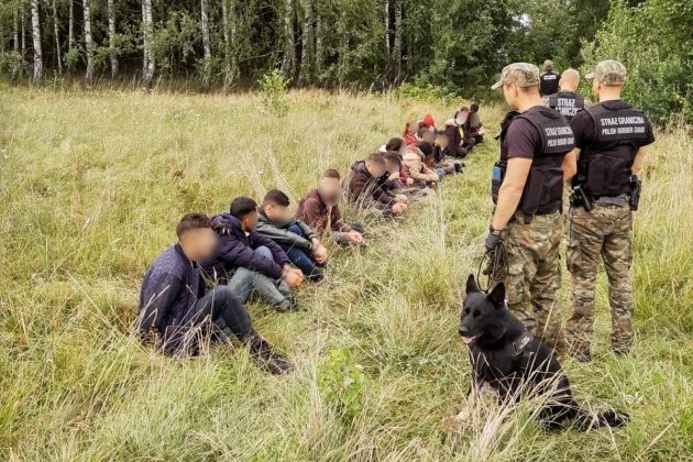 Stawiają drut kolczasty. Trudna sytuacja na podlaskim odcinku polsko-białoruskiej granicy