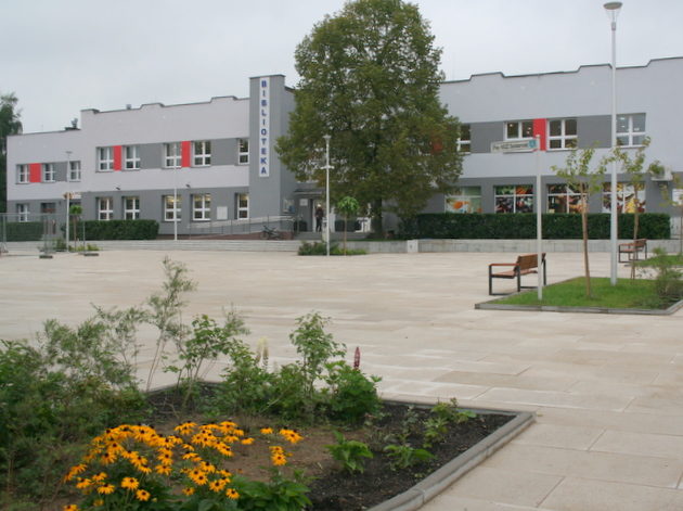 Beton, trochę zieleni i tężnia. Plac Solidarności w Łapach przeszedł zmianę [ZDJĘCIA]