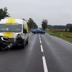 Bus najechał na osobówkę. Dwie kobiety i troje dzieci zabrano do szpitala