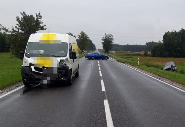 Bus najechał na osobówkę. Dwie kobiety i troje dzieci zabrano do szpitala