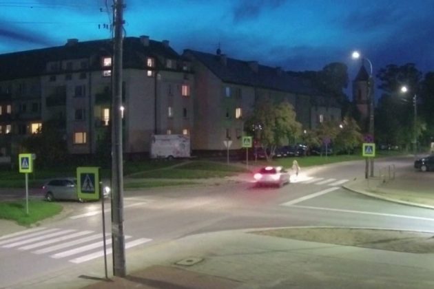 Pirat drogowy wjeżdża w pieszą i ucieka. Ktoś to widział? [WIDEO]