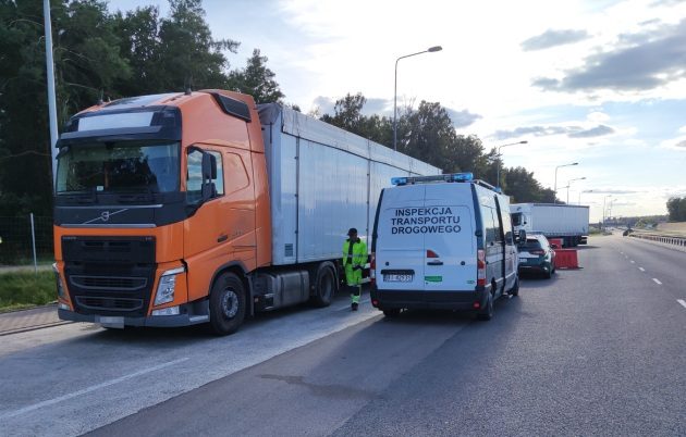 Przeciążona ciężarówka mknęła S8. Została usunięta na parking