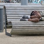 Radny PiS chce, by prezydent pomógł bezdomnym. "Z taką determinacją, jak imigrantom"