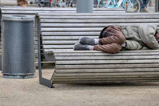 Radny PiS chce, by prezydent pomógł bezdomnym. "Z taką determinacją, jak imigrantom"