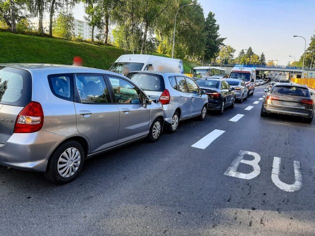 Nieopodal wiaduktu zderzyły się 4 samochody. 13-latka ranna