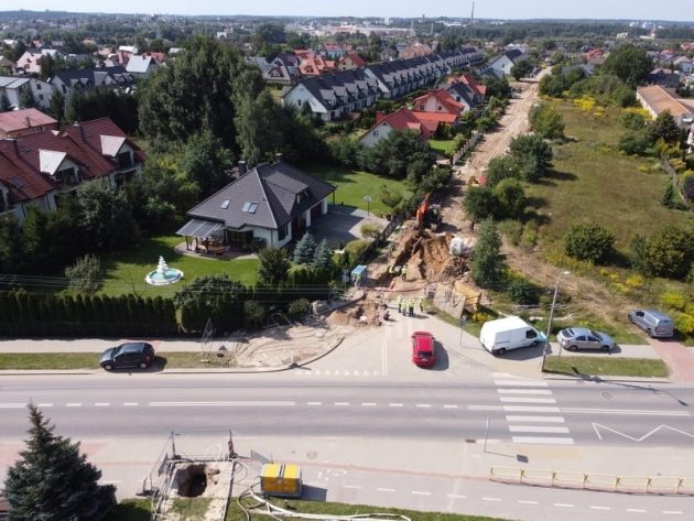 Na Zawadach kładą kanalizację i wodociąg