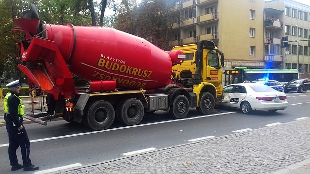 Ul. Sienkiewicza. Betonowóz wjechał w taksówkę 