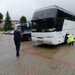 Autobus z pękniętą tarczą hamulcową woził dzieci na basen