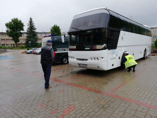 Autobus z pękniętą tarczą hamulcową woził dzieci na basen