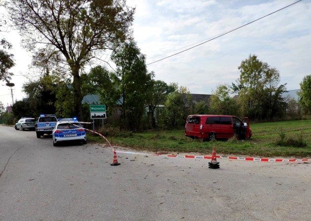 Policjant strzelał do busa wypełnionego imigrantami. Wcześniej został potrącony