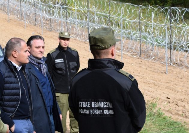 Atrapa bomby, wizyta dyrektora Frontexu i prawie 600 prób przekroczenia granicy